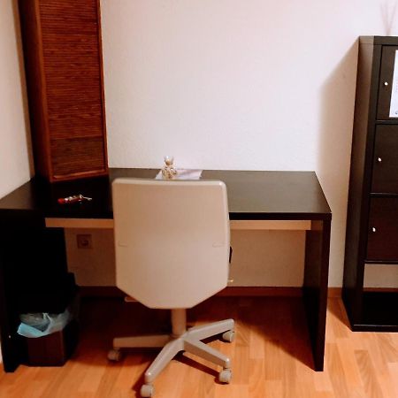 Budget Rooms In Halle With Shared Bathroom, Free Wifi, Netflix & Ipad 외부 사진