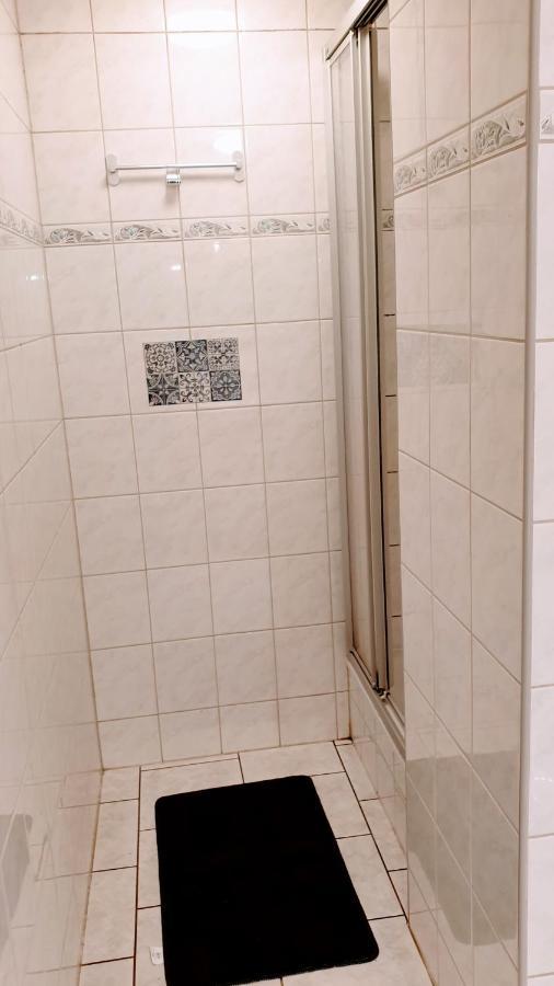 Budget Rooms In Halle With Shared Bathroom, Free Wifi, Netflix & Ipad 외부 사진