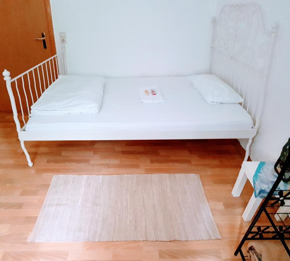 Budget Rooms In Halle With Shared Bathroom, Free Wifi, Netflix & Ipad 외부 사진