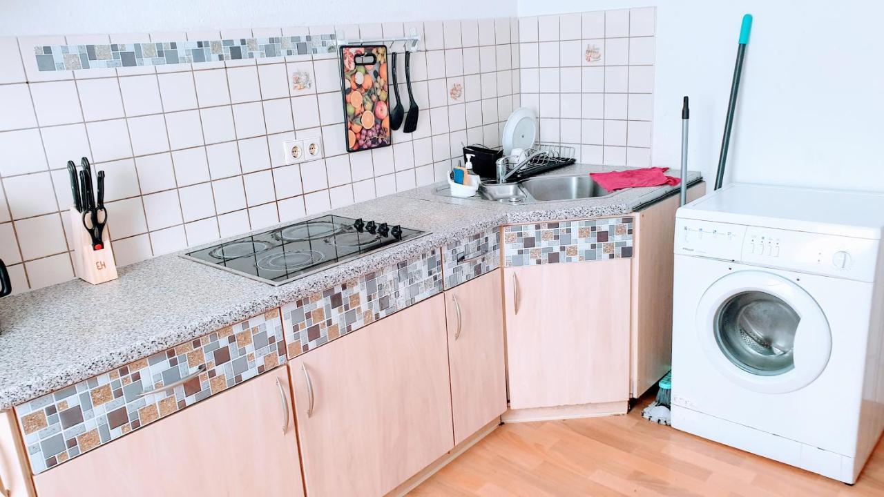 Budget Rooms In Halle With Shared Bathroom, Free Wifi, Netflix & Ipad 외부 사진