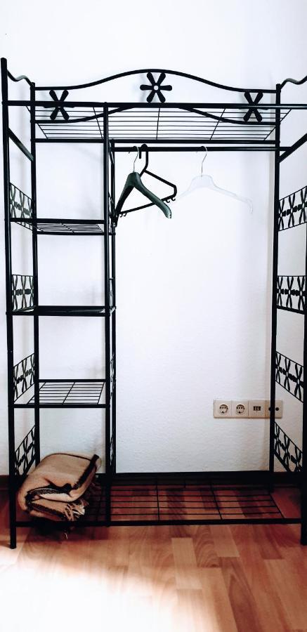 Budget Rooms In Halle With Shared Bathroom, Free Wifi, Netflix & Ipad 외부 사진