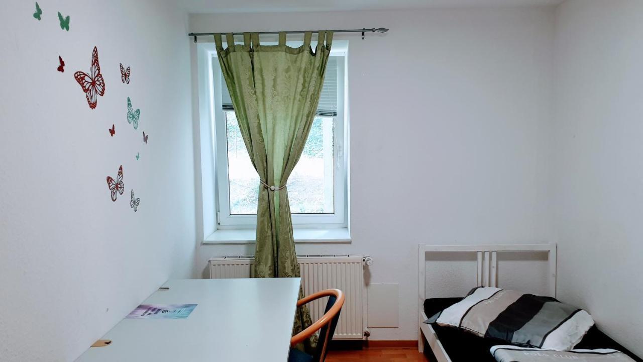 Budget Rooms In Halle With Shared Bathroom, Free Wifi, Netflix & Ipad 외부 사진