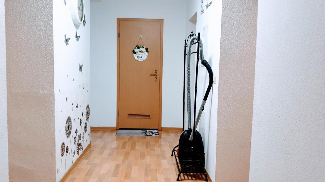 Budget Rooms In Halle With Shared Bathroom, Free Wifi, Netflix & Ipad 외부 사진