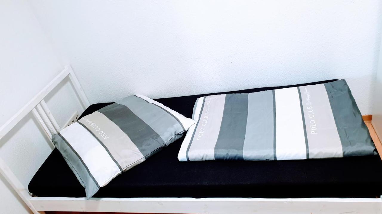 Budget Rooms In Halle With Shared Bathroom, Free Wifi, Netflix & Ipad 외부 사진