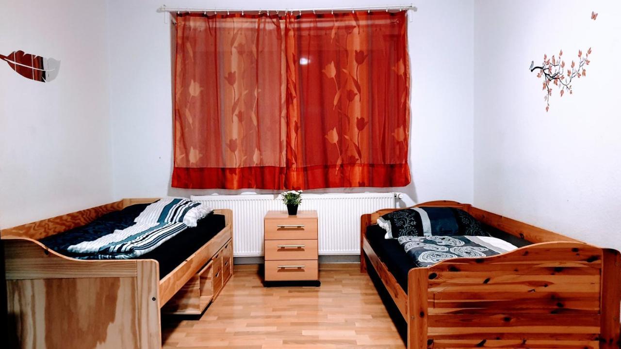 Budget Rooms In Halle With Shared Bathroom, Free Wifi, Netflix & Ipad 외부 사진
